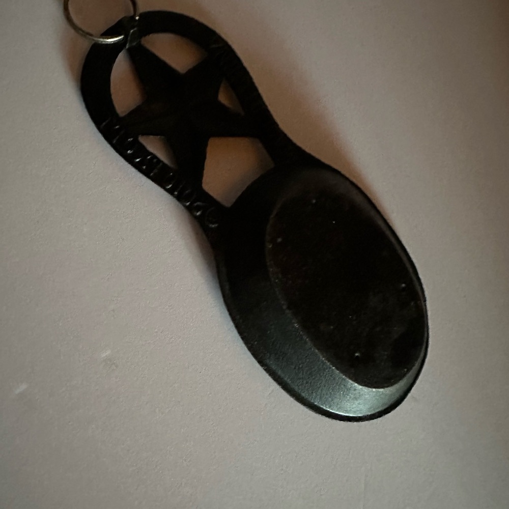 A trivet - Picture 3 of 7